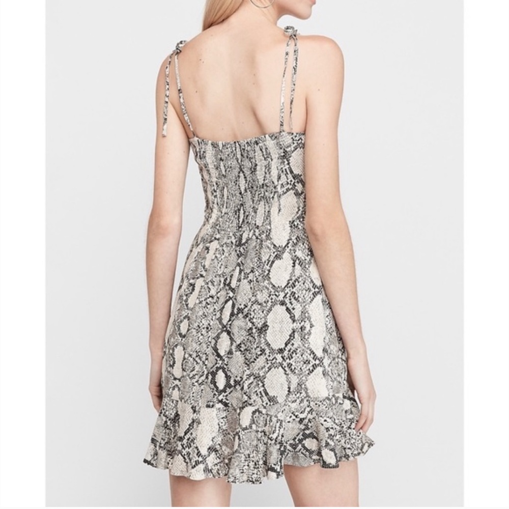 Express dress - Picture 2 of 4